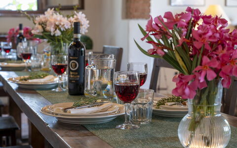 Podere Casanovina 12: Møbel, Bordservice, Bord, Drinkware, Indretning, Glasservice, Spisestue, Serveware, Omdrejningspunktet, Barware