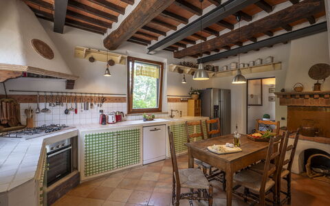 Podere Casanovina 12: Køkken, Indretning, Møbel, Gulvbelægning, Træ, Countertop, Hjem, Køkken Apparat, Cabinetry, Etage