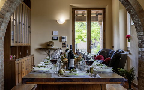 Podere Gellino 14: Møbel, Indretning, Bord, Træ, Stol, Gulvbelægning, Bordservice, Belysning, Køkken & Spisebord, Spisestue