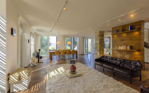 Brightline Villa 8: Gulvbelægning, Etage, Indretning, Møbel, Træ, Loft, Trægulve, Couch, Belysning, Stue