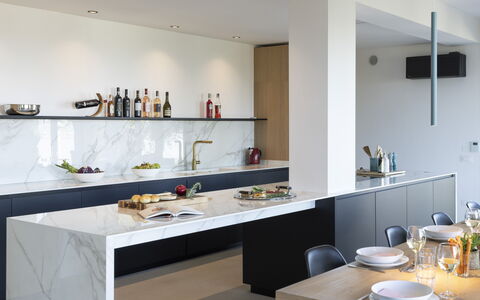 Casa dei Fiamminghi 10+2: Indretning, Køkken, Møbel, Countertop, Væg, Gulvbelægning, Belysning, Cabinetry, Loft, Etage