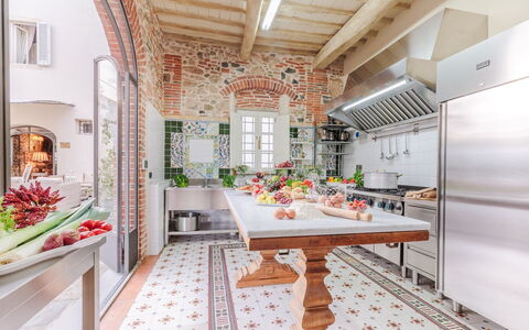 Villa Ginevra 12: Indretning, Gulvbelægning, Møbel, Køkken, Etage, Hjem, Stol, Loft, Køkken & Spisebord, Countertop