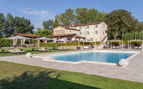 Villa Ginevra 12: Svømmepøl, Udendørs Møbler, Udvej, Estate, Liggestol, Villa, Hotel, Paraply, Gårdsplads, Gårdhave