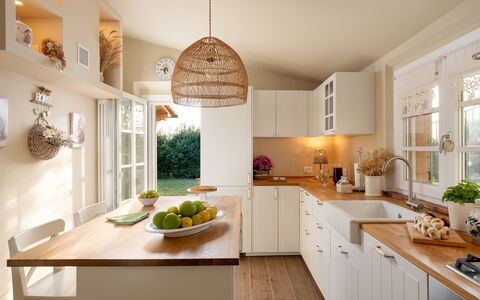 Villino Ariachiara 6: Møbel, Indretning, Countertop, Køkken, Cabinetry, Gulvbelægning, Hjem, Blomsterkrukke, Bordservice, Belysning