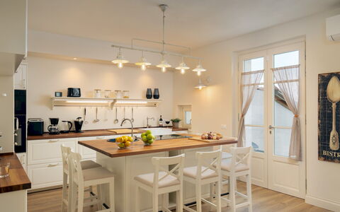 Villa Francesca 10: Møbel, Indretning, Gulvbelægning, Lysarmatur, Køkken, Træ, Etage, Loft, Countertop, Stol