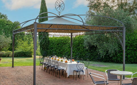 Podere Sant'Eugenio 14: Have, Skygge, Pavilion, Gazebo, Udendørs Struktur, Udendørs Møbler, Landscaping, Gård, Lawn, Udendørs Bord