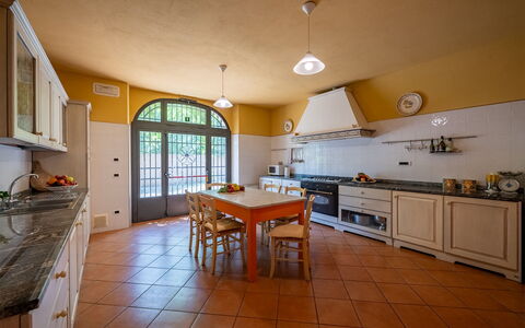Podere Sant'Eugenio 14: Indretning, Køkken, Gulvbelægning, Møbel, Countertop, Loft, Etage, Lysarmatur, Belysning, Cabinetry