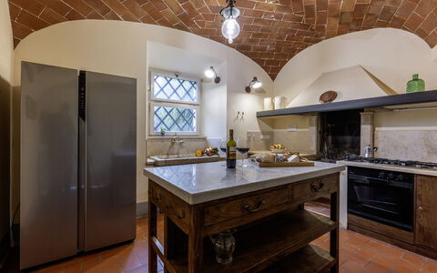 Il Castellare 14: Indretning, Gulvbelægning, Køkken, Væg, Countertop, Loft, Træ, Køkken Apparat, Etage, Møbel