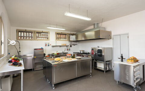 Villa le Beringhe 30: Køkken Apparat, Køkken, Større Bandage, Countertop, Husholdningsapparat, Belysning, Gulvbelægning, Møbel, Komfur, Cabinetry