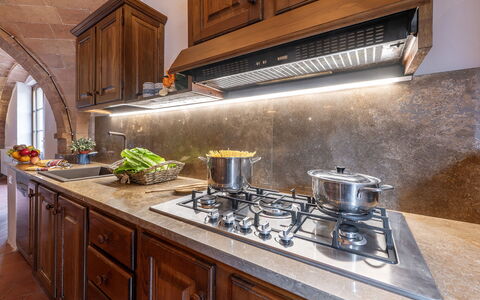 La Burraia 18: Køkken, Komfur, Køkken Apparat, Større Bandage, Gaskomfur, Komfur, Countertop, Cooktop, Husholdningsapparat, Cabinetry