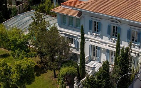 Villa la Perla Bianca 10: Bygning, Hjem, Hus, Boligområde, Facade, Estate, Mansion, Skydevindue, Villa, Molding