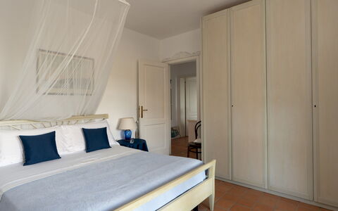 Villa Perelle 8: Møbel, Seng, Soveværelse, Indretning, Etage, Væg, Gulvbelægning, Sengetøj, Sengetøj, Træ