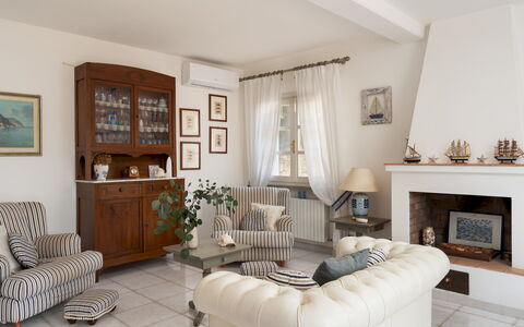 Villa Perelle 8: Møbel, Indretning, Couch, Gulvbelægning, Træ, Stue, Værelse, Etage, Belysning, Bord