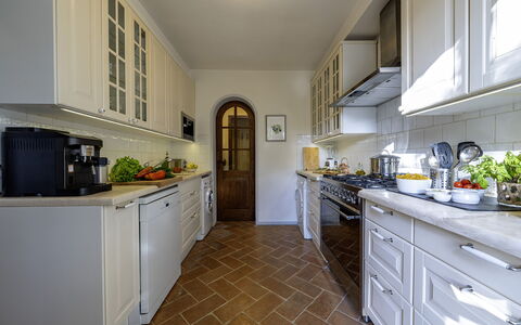 Podere Vernine di Sotto 14: Køkken, Countertop, Gulvbelægning, Indretning, Cabinetry, Køkken Apparat, Træ, Større Bandage, Etage, Møbel