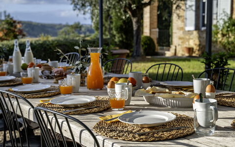 Podere Vernine di Sotto 14: Bordservice, Serveware, Bord, Mad, Møbel, Tallerkner, Drinkware, Plade