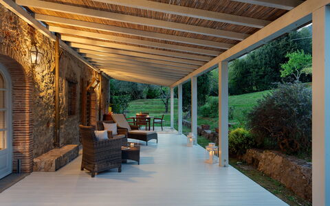 Villa delle Silerchie 10: Træ, Gulvbelægning, Veranda, Etage, Loft, Bjælke, Skygge, Blomsterkrukke, Udendørs Struktur, Gårdhave