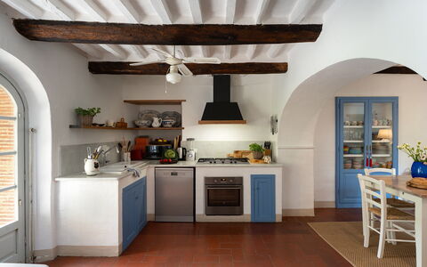Villa delle Silerchie 10: Møbel, Køkken, Indretning, Gulvbelægning, Køkken Apparat, Hjem, Countertop, Cabinetry, Etage, Stol