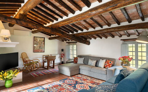 Villa delle Silerchie 10: Møbel, Indretning, Couch, Træ, Gulvbelægning, Loft, Etage, Bord, Hjem, Stue