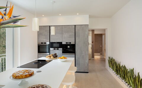 Villa Lunezia 6: Møbel, Indretning, Gulvbelægning, Væg, Etage, Køkken, Countertop, Træ, Loft, Hjem