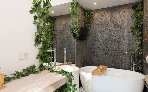 Villa Lunezia 6: Sanitærarmatur, Indretning, Stueplante, Badeværelse, Blomsterkrukke, Naturmateriale, Tap, Vvs, Badekar, Stenmur