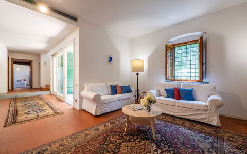 Villa Collegigliato 8: Indretning, Gulvbelægning, Møbel, Etage, Loft, Couch, Værelse, Bord, Stue, Hjem