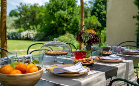 Villa Collegigliato 8: Mad, Bordservice, Møbel, Serveware, Bord, Frugt, Tallerkner, Plade, Dug, Drinkware