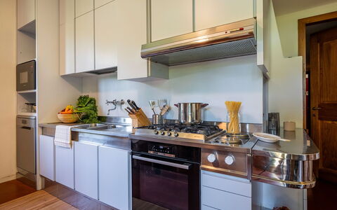Villa Collegigliato 8: Køkken Apparat, Køkken, Større Bandage, Countertop, Husholdningsapparat, Komfur, Komfur, Gaskomfur, Cabinetry, Indretning