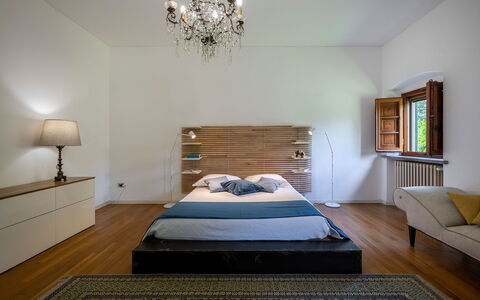 Villa Collegigliato 8: Seng, Møbel, Sengetøj, Indretning, Soveværelse, Sengetøj, Gulvbelægning, Træ, Etage, Værelse