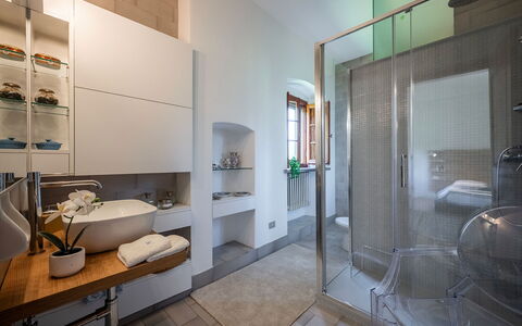 Villa Collegigliato 8: Indretning, Gulvbelægning, Sanitærarmatur, Etage, Loft, Tap, Belysning, Badeværelse, Møbel, Håndvask