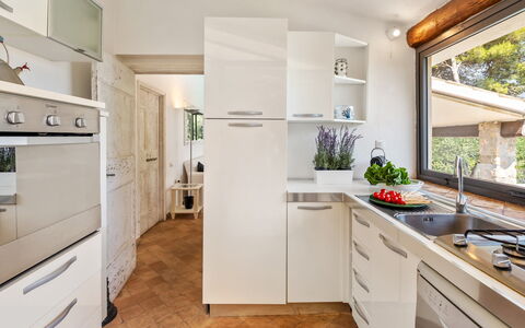 Villa Althaea 6: Køkken Apparat, Køkken, Countertop, Større Bandage, Indretning, Cabinetry, Møbel, Gulvbelægning, Husholdningsapparat, Træ