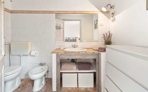 Villa Althaea 6: Badeværelse, Badeværelsesvask, Sanitærarmatur, Håndvask, Toiletbræt, Indretning, Toilet, Gulvbelægning, Tap, Etage