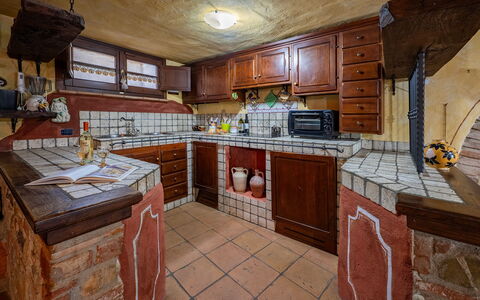 Colle Calzolaro 8: Køkken, Gulvbelægning, Etage, Countertop, Indretning, Møbel, Cabinetry, Værelse, Loft, Flise