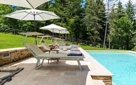 Villa Palazzolo 8: Svømmepøl, Udendørs Møbler, Liggestol, Udvej, Møbel, Paraply, Skygge, Fritid, Eco Hotel, Stol