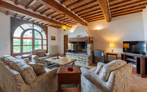 Villa Palazzolo 8: Møbel, Væg, Indretning, Gulvbelægning, Loft, Værelse, Couch, Etage, Stue, Stol