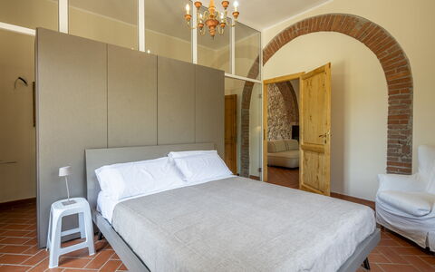 Casale le Lupe Apartments: Væg, Indretning, Møbel, Soveværelse, Gulvbelægning, Etage, Loft, Seng, Værelse, Belysning
