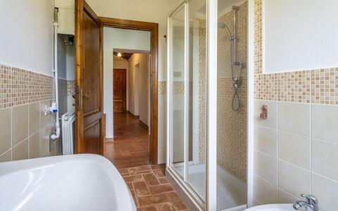 Casale le Lupe Apartments: Gulvbelægning, Sanitærarmatur, Etage, Indretning, Loft, Badeværelse, Vvs, Tap, Værelse, Dør
