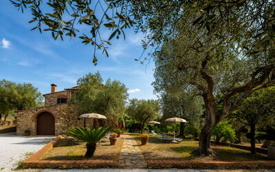 Casale le Lupe Apartments: Have, Estate, Hacienda, Landscaping, Stuehus, Gård, Villa, Skygge, Backyard, Indkørsel