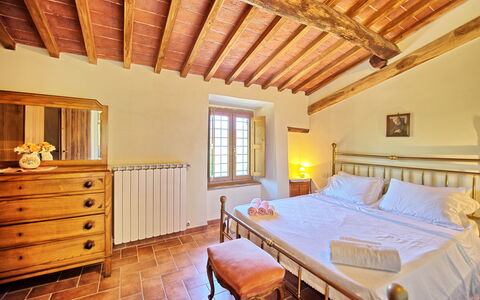 Poggio Conca: Soveværelse, Ejendom, Værelse, Møbel, Seng, Bygning, Bed Frame, Loft, Hus, Indretning