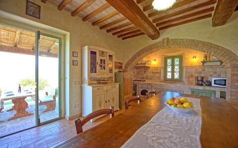 Castelmuzio: Ejendom, Værelse, Bygning, Loft, Indretning, Hjem, Møbel, Hus, Bjælke, Estate