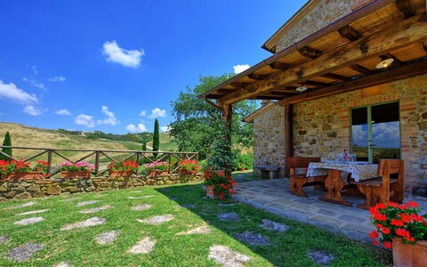 Castelmuzio: Ejendom, Naturlige Landskab, Himmel, Græs, Hus, Gård, Bygning, Ejendom, Hjem, Have