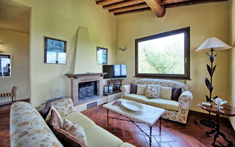 Villa Ulivi: Billedramme, Møbel, Couch, Bord, Azure, Indretning, Plante, Træ, Stue, Vindue