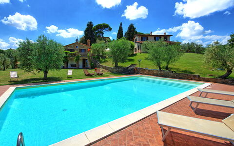 Villa Ulivi: Sky, Vand, Himmel, Plante, Ejendom, Svømmepøl, Bygning, Azure, Træ, Rektangel