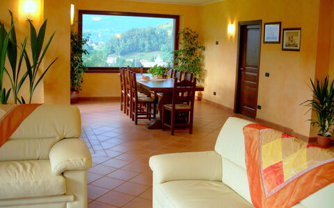 Villa Saida: Værelse, Ejendom, Møbel, Bygning, Stue, Indretning, Ejendom, Bord, Hus, Etage