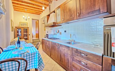 Il Portico: Ejendom, Værelse, Køkken, Countertop, Møbel, Cabinetry, Bygning, Ejendom, Hjem, Indretning