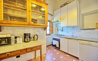 Fattoria: Ejendom, Værelse, Gul, Køkken, Countertop, Møbel, Cabinetry, Bygning, Indretning, Hus