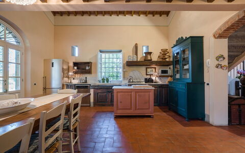 Villa Fontine: Bygning, Ejendom, Værelse, Countertop, Møbel, Køkken, Indretning, Cabinetry, Etage, Hjem