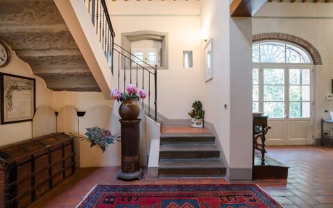 Villa Fontine: Ejendom, Bygning, Værelse, Indretning, Etage, Trappe, Hus, Hjem, Lobby, Ejendom