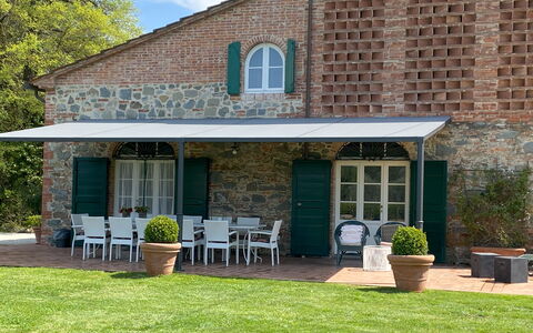 Villa Fontine: Plante, Vindue, Bygning, Blomsterkrukke, Dør, Skygge, Træ, Sommerhus, Hus, Stol