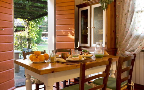 Montelopio: Værelse, Møbel, Bord, Spisestue, Ejendom, Indretning, Hjem, Hus, Bygning, Veranda