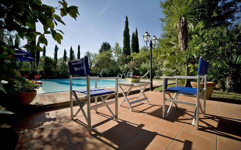 La Capinera: Svømmepøl, Ejendom, Udvej, Fritid, Himmel, Ferie, Ejendom, Træ, Bygning, Hus